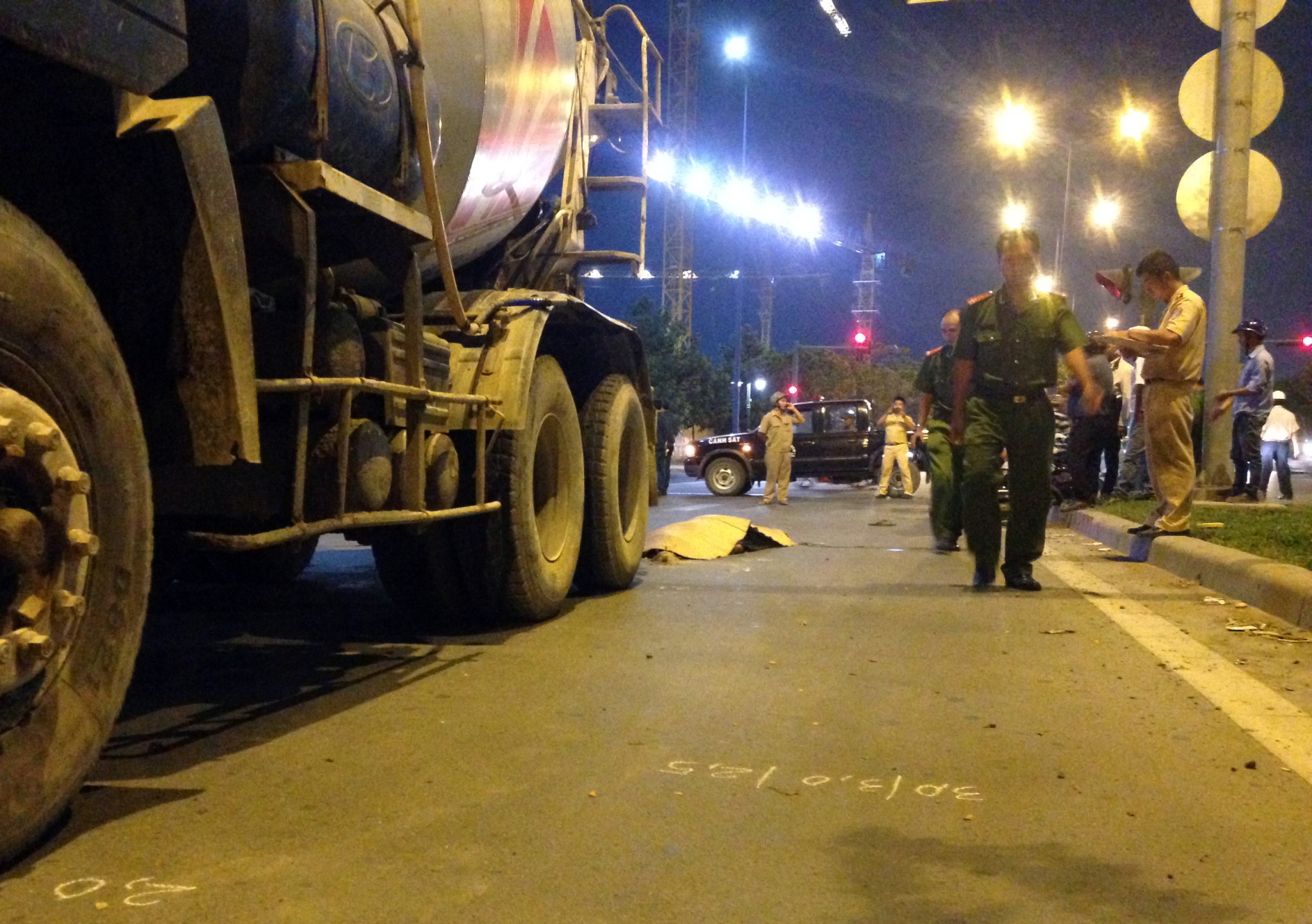 Chay xe may nguoc chieu, nguoi dan ong bi xe bon can tu vong hinh anh