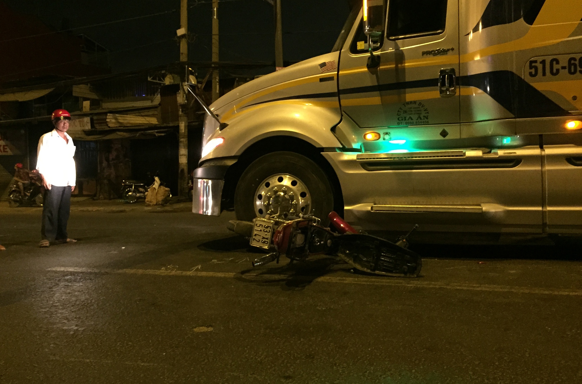 Container keo le xe may, hai nguoi tu vong hinh anh