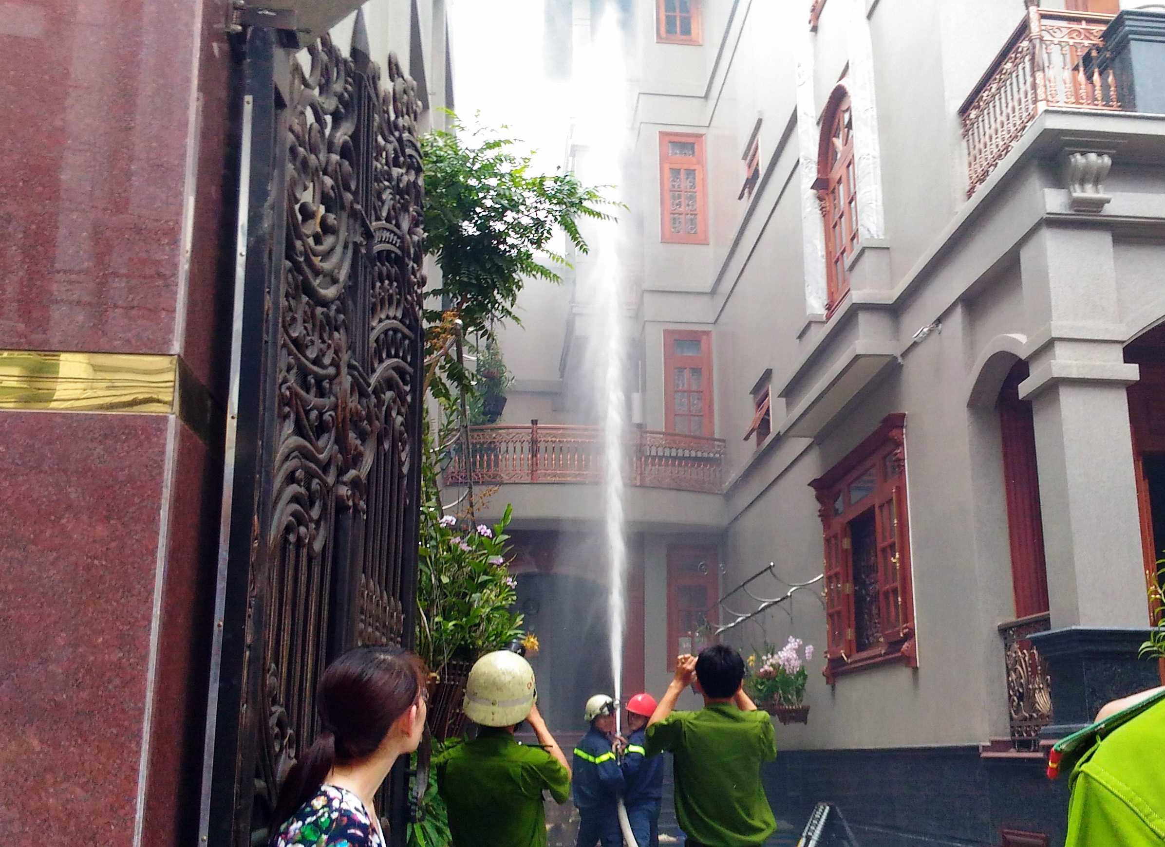 Biet thu 4 tang o Sai Gon boc chay ngun ngut giua trua hinh anh