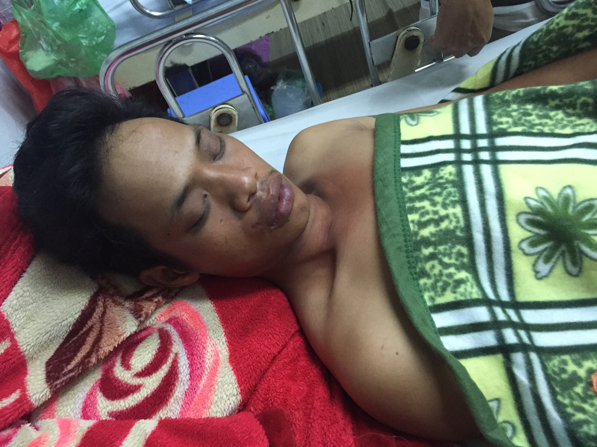 cong an danh nguoi ban hang rong anh 2