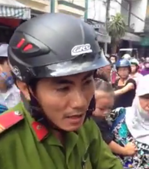 công an đánh người bán hàng rong ảnh 1 cong an danh nguoi ban hang rong anh 1