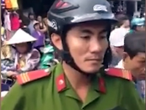 Tran tinh cua canh sat quat nga nguoi ban hang rong hinh anh