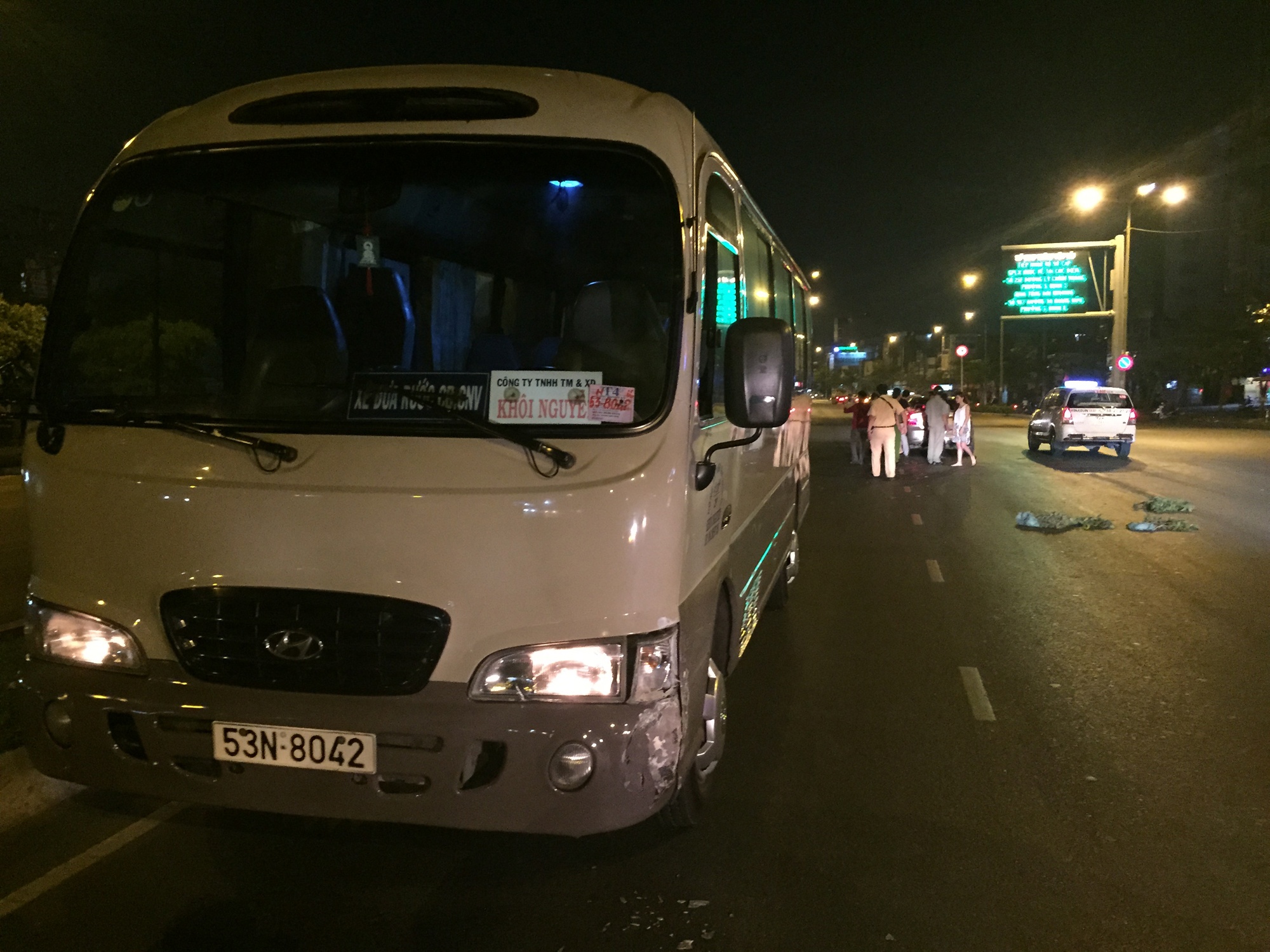 Chay xe nguoc chieu gay tai nan, tai xe bi danh nhap vien hinh anh