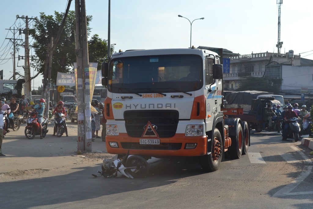 Container chay vao duong cam, can nat chan nguoi phu nu hinh anh