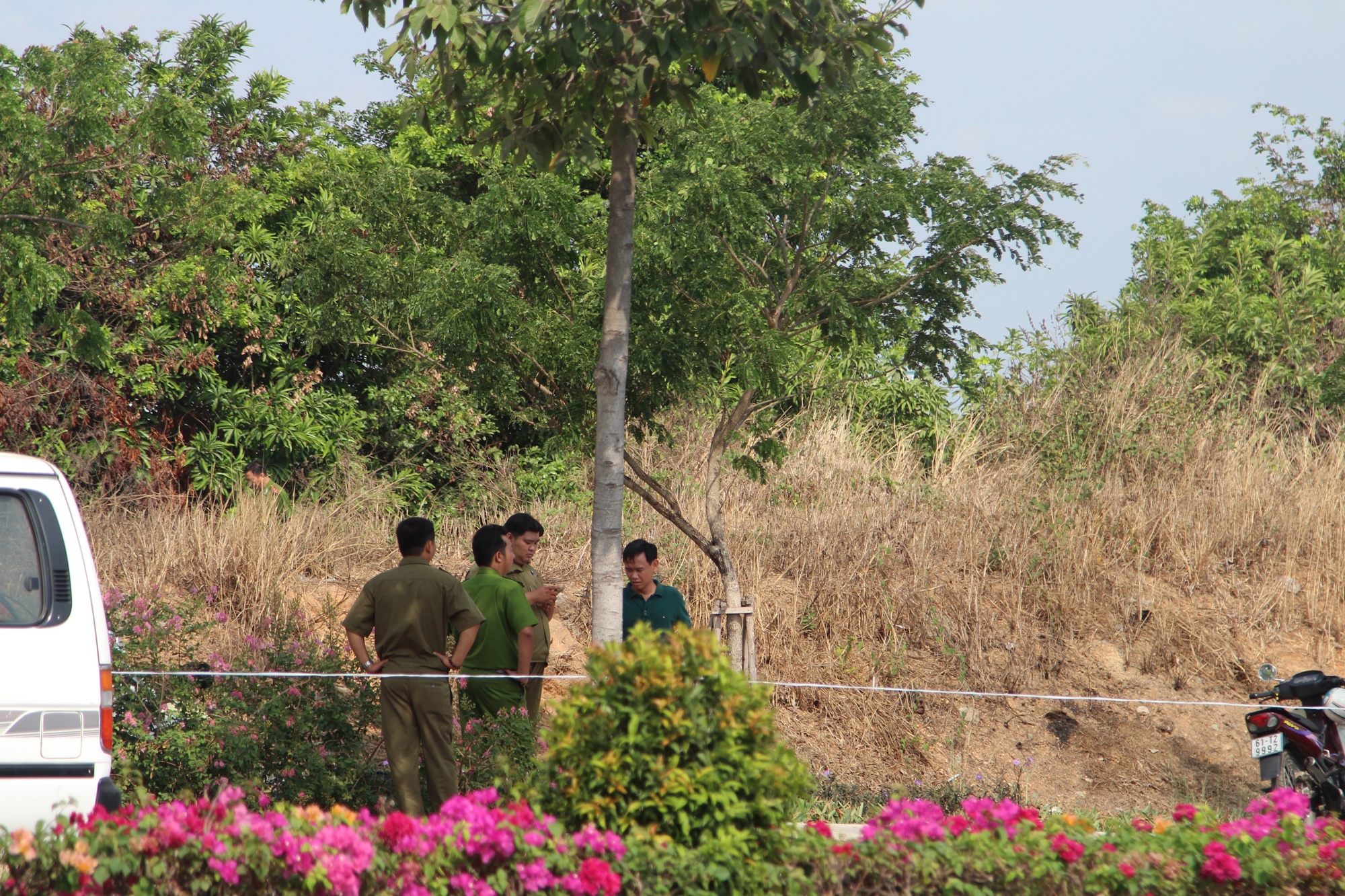 Nguoi nuoc ngoai de lai thu tuyet menh roi treo co tu tu hinh anh