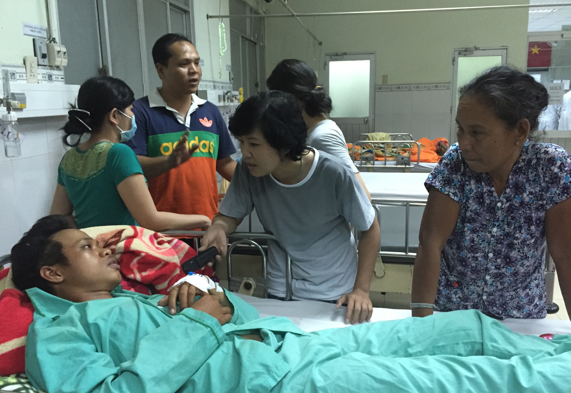 nan nhan bi cong an quat nga xuat vien anh 1