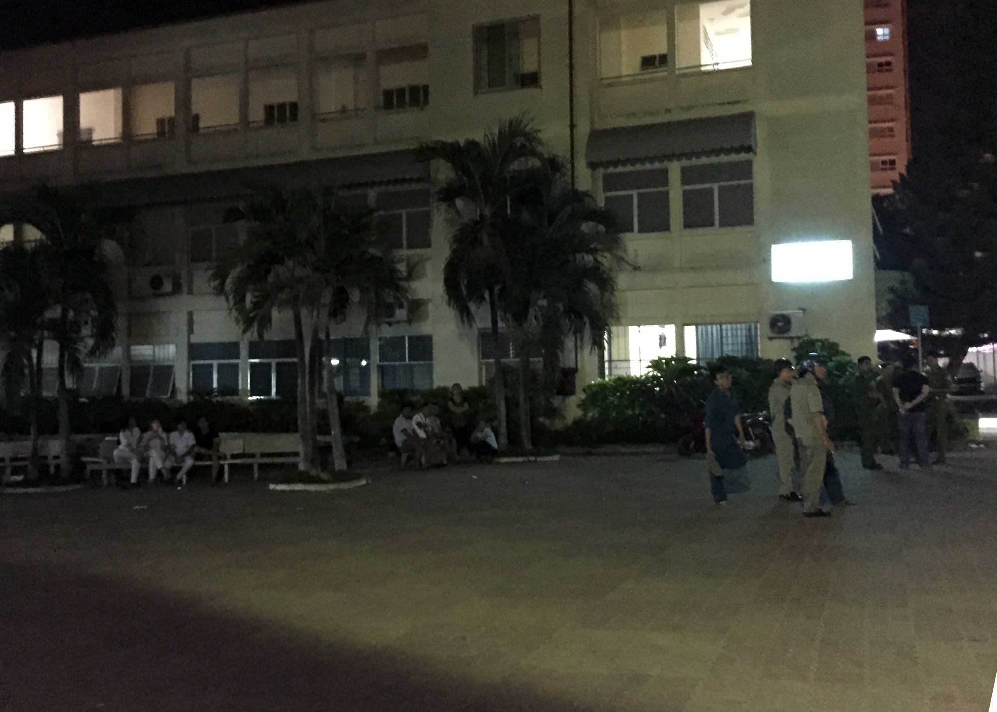 xong vao benh vien chem nguoi anh 1