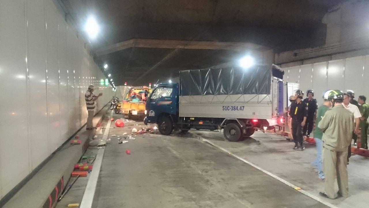 xe tải húc văng 5 người ảnh 1 xe tai huc vang 5 nguoi anh 1