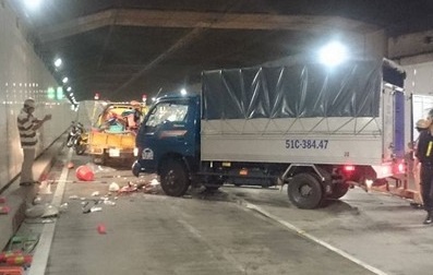 Clip xe tai huc 5 nhan vien ve sinh ham Thu Thiem hinh anh