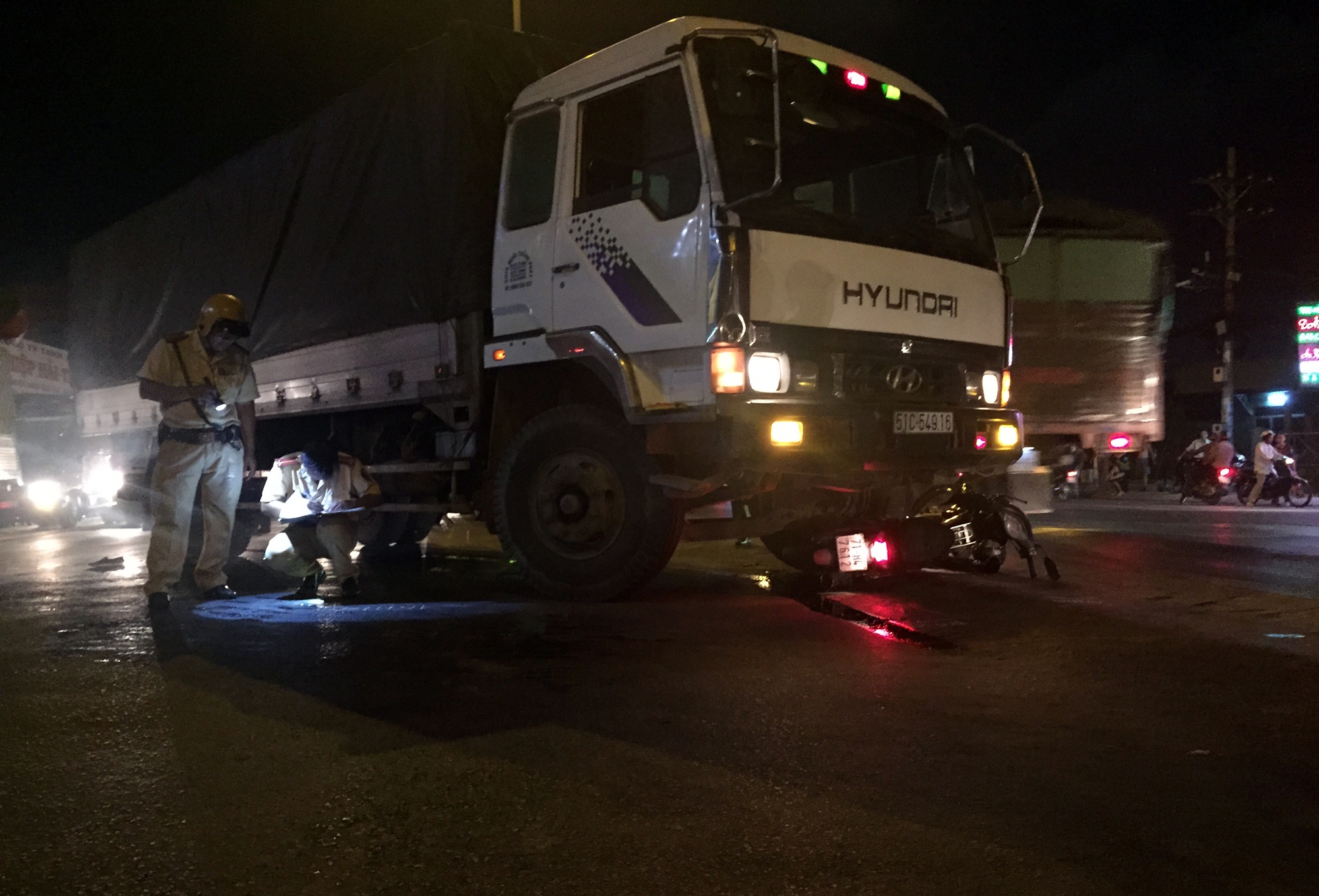 Tai xe xe tai bi danh sau khi can chet nguoi hinh anh