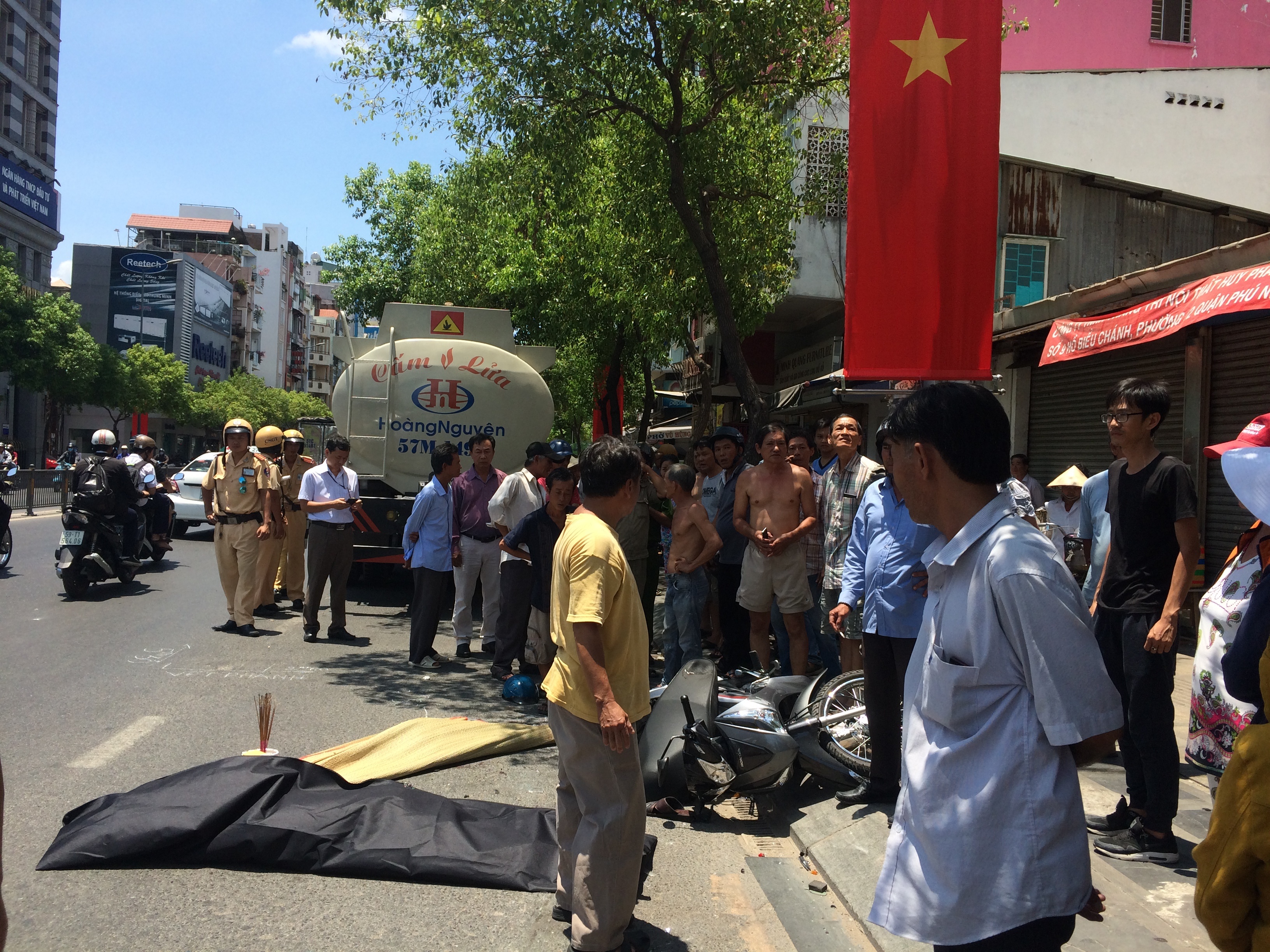 Nguoi dan ong bi xe bon can tu vong khi duong dang tac hinh anh