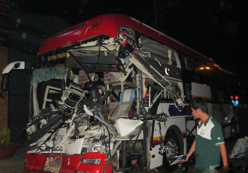 xe khach huc duoi xe tai cau anh 1