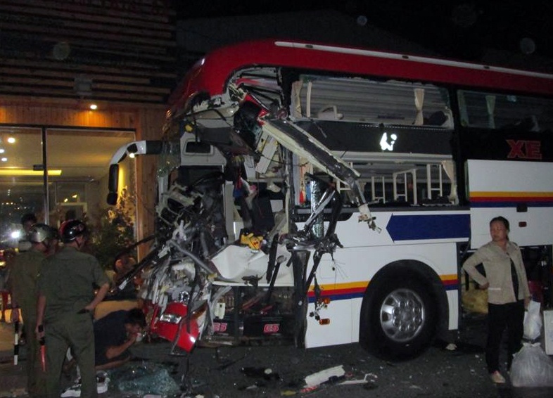 xe khach huc duoi xe tai cau anh 2