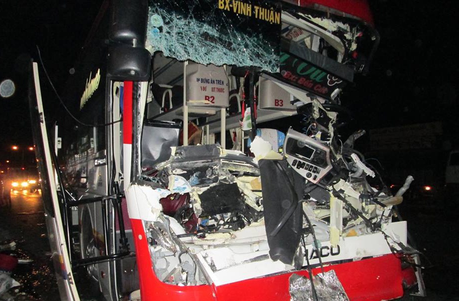 Oto khach huc duoi xe tai, hang chuc nguoi keu cuu hinh anh