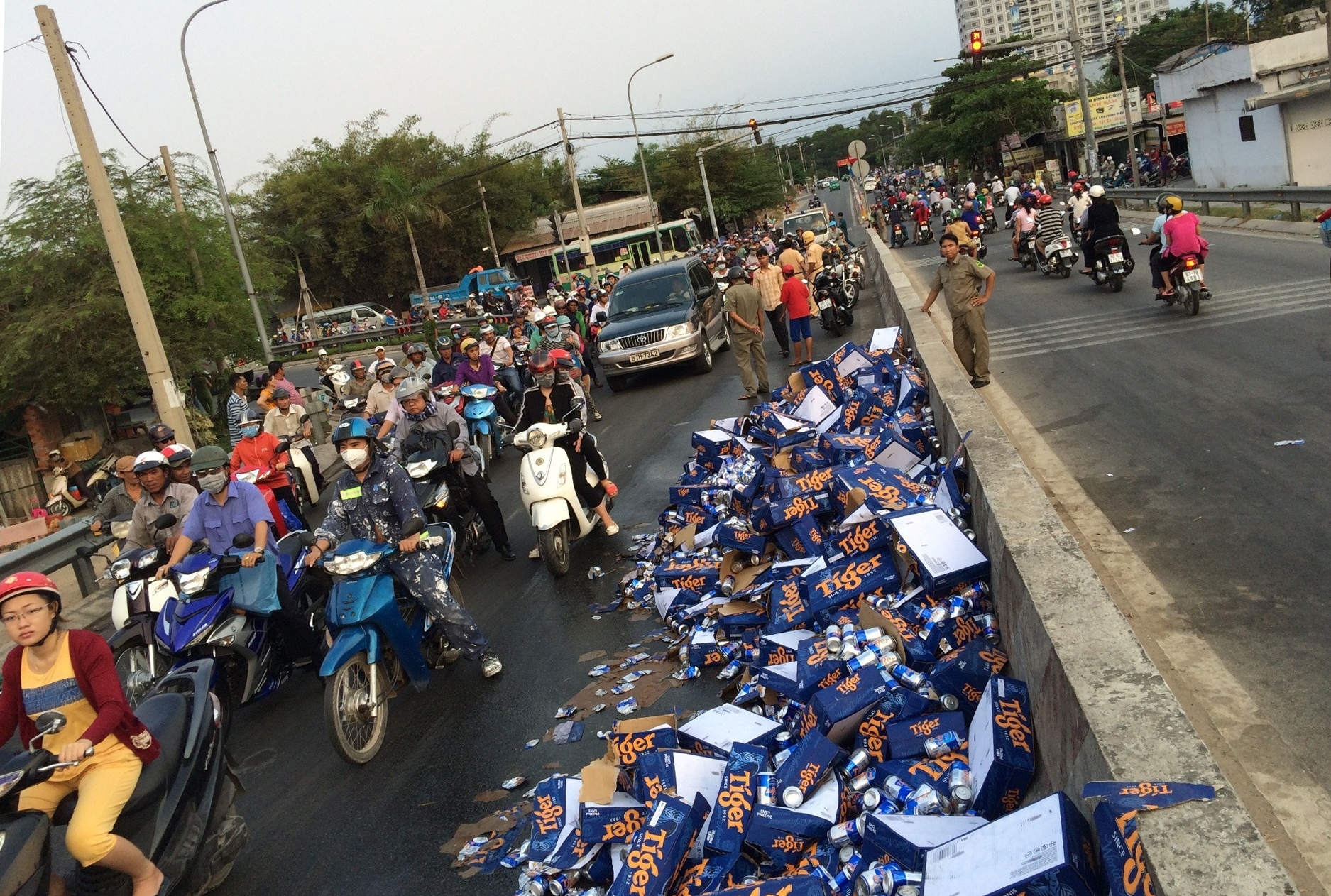 Nguoi dan Sai Gon giup tai xe thu gom hang nghin lon bia hinh anh