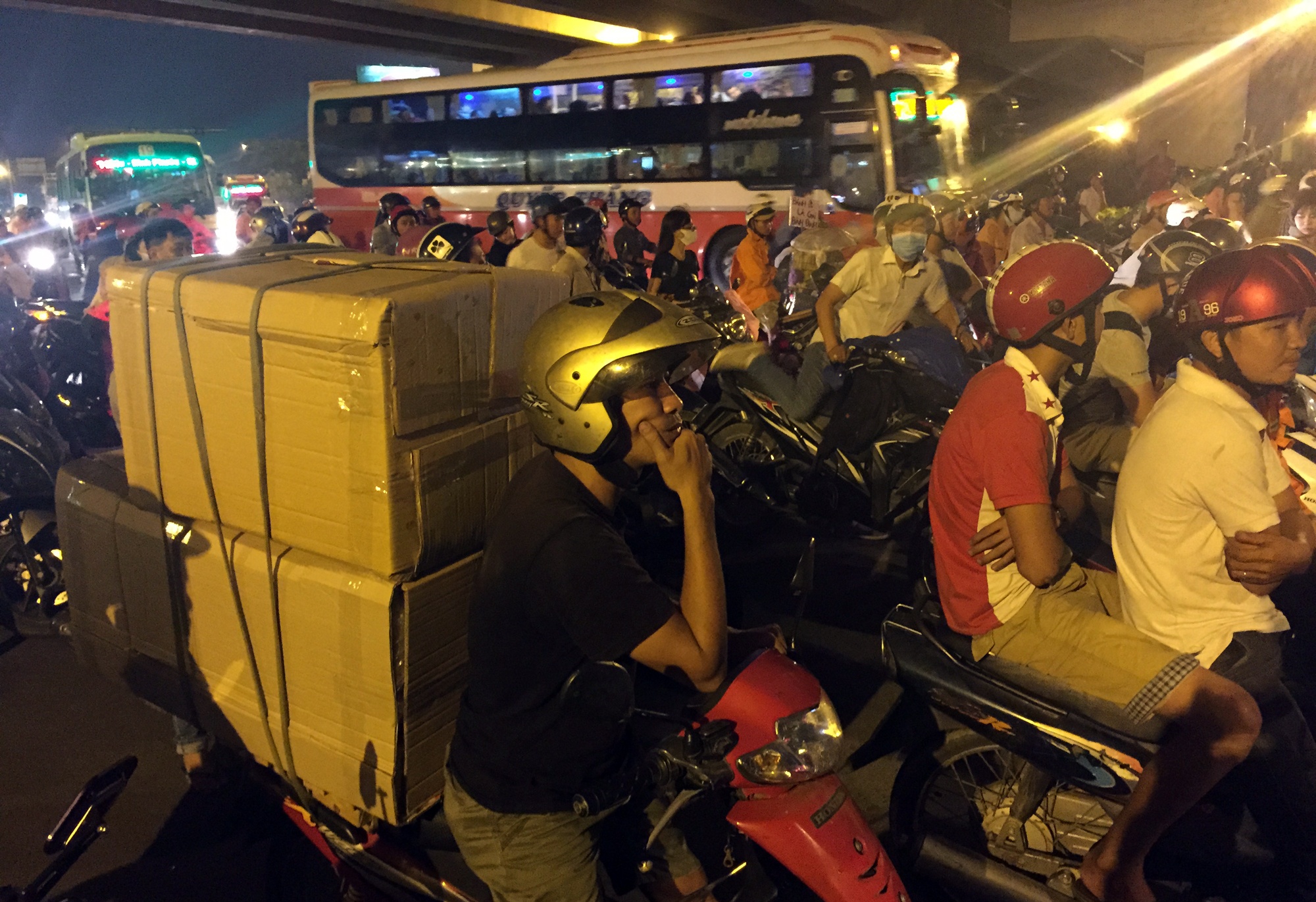 Nguoi Sai Gon don mua dau mua giai nhiet hinh anh