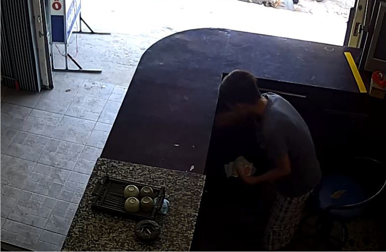 Thieu nien tat camera an ninh trom 60 trieu dong hinh anh