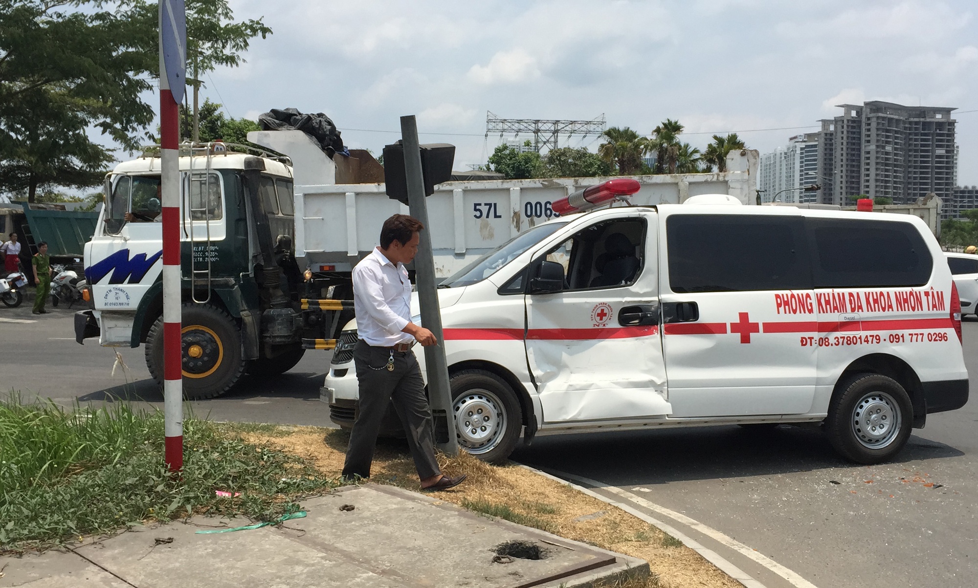 Cho benh nhi chuyen vien, xe cap cuu bi huc vang hinh anh