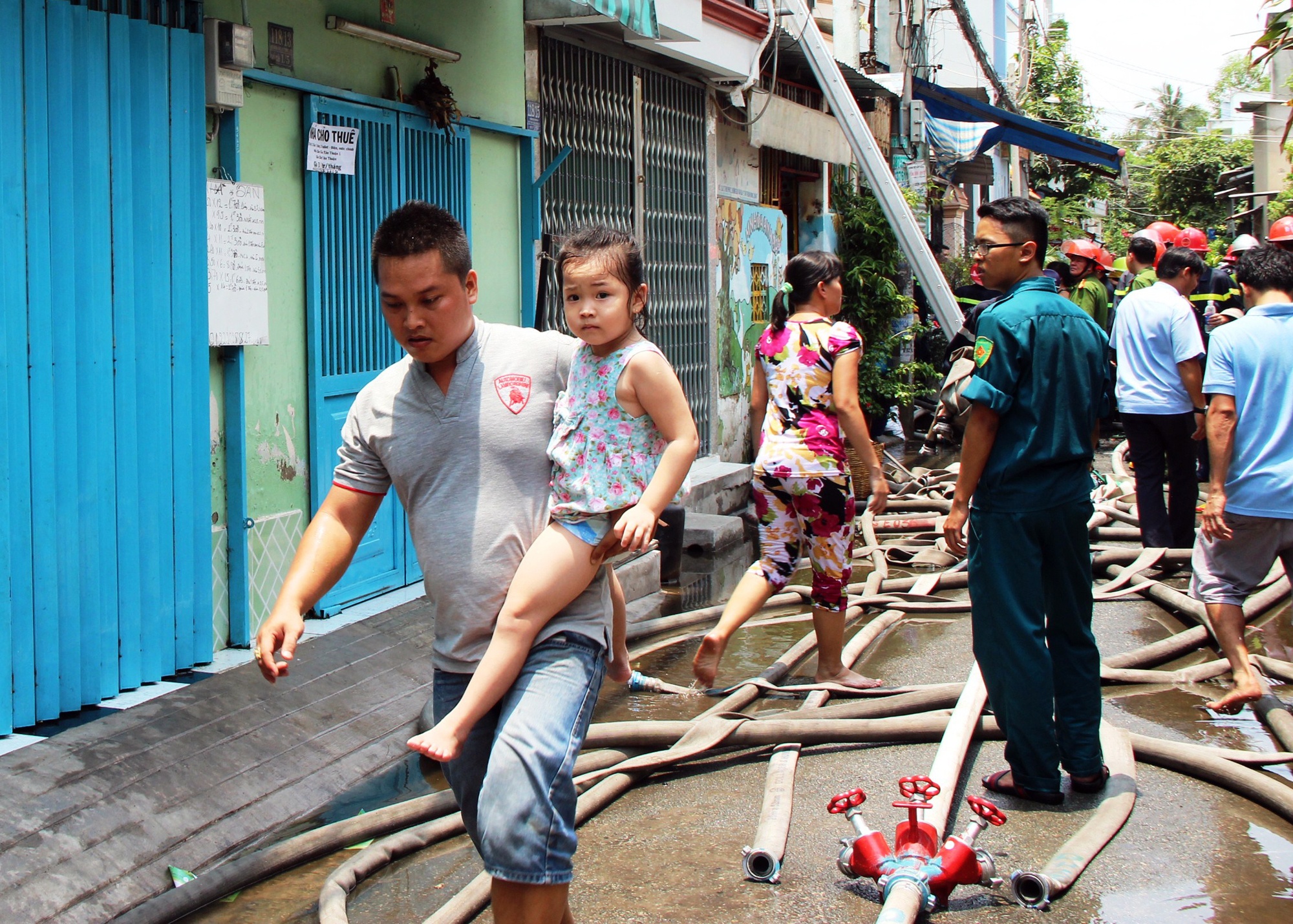 Chay lon canh lop mam non, hang chuc co tro hoang loan hinh anh