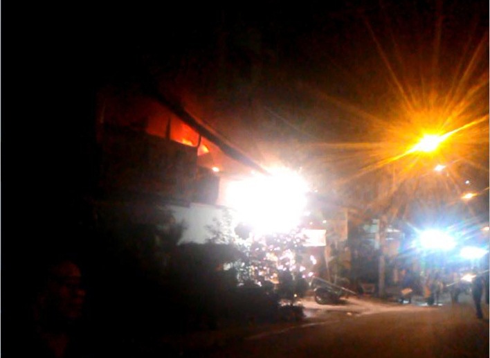 Co so san xuat nuoc da no nhu phao hoa, ca khu pho nao loan hinh anh