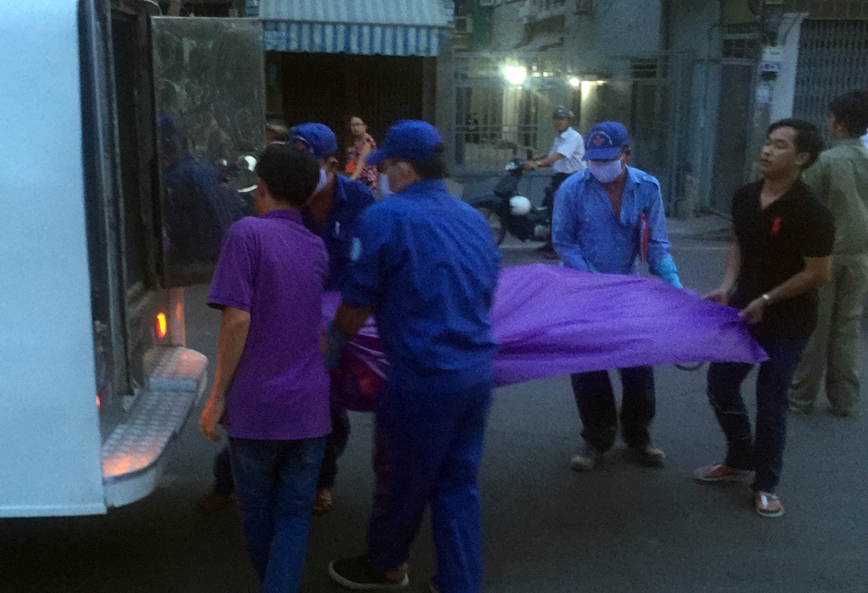 Di danh ca phat hien xac nguoi phu nu duoi kenh hinh anh