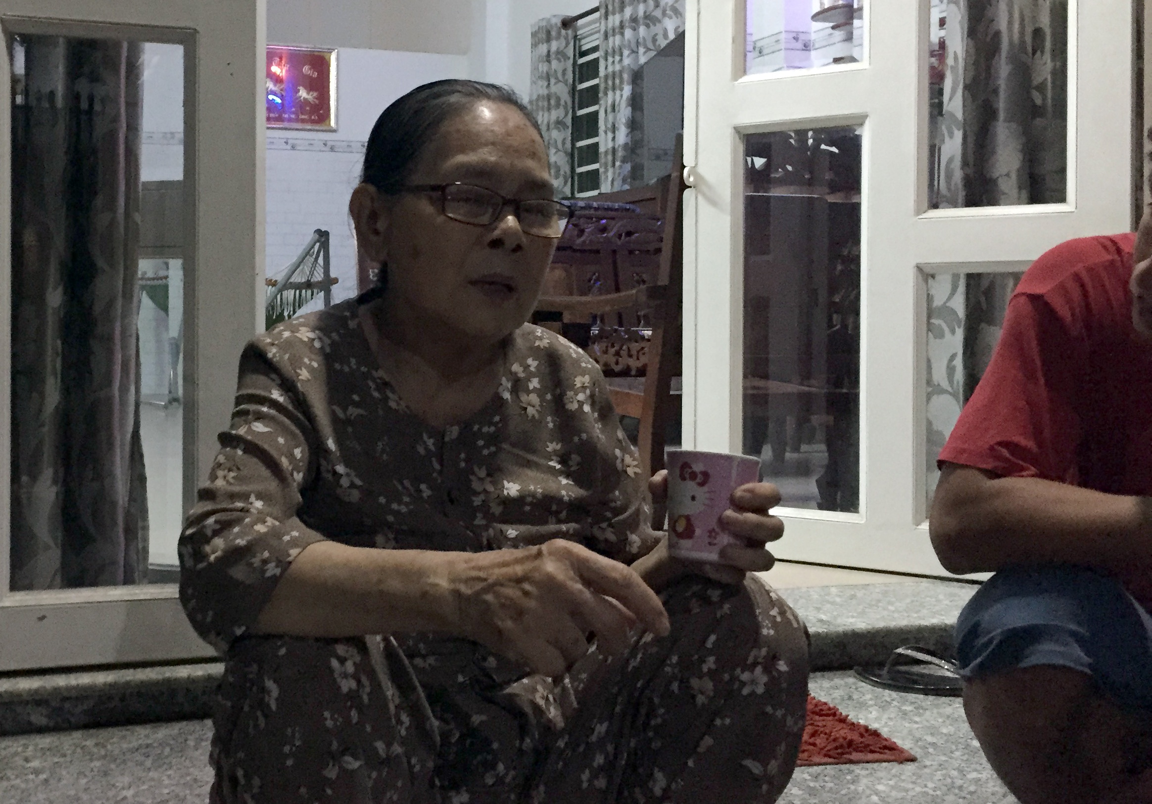 nam thanh niên khống chế cụ bà ảnh 2 nam thanh nien khong che cu ba anh 2