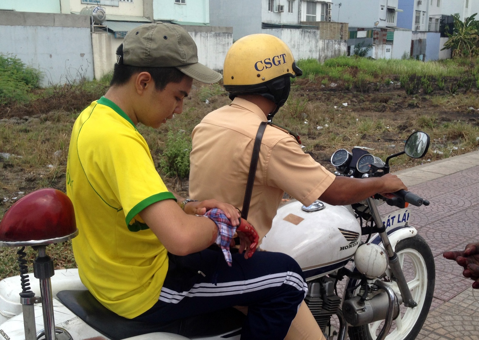 CSGT dung xe dac chung cho nam sinh di cap cuu hinh anh