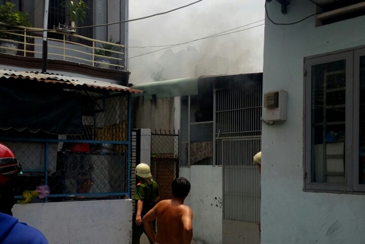 Chay nha tro o Sai Gon, 3 nguoi nhap vien hinh anh