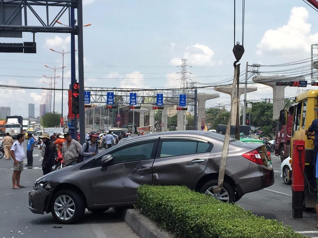 Hai anh em keu cuu trong xe hop bi xe ben huc vang hinh anh