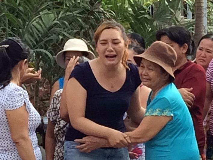 Vo con gao khoc ben thi the nguoi thay bi xe ben can hinh anh