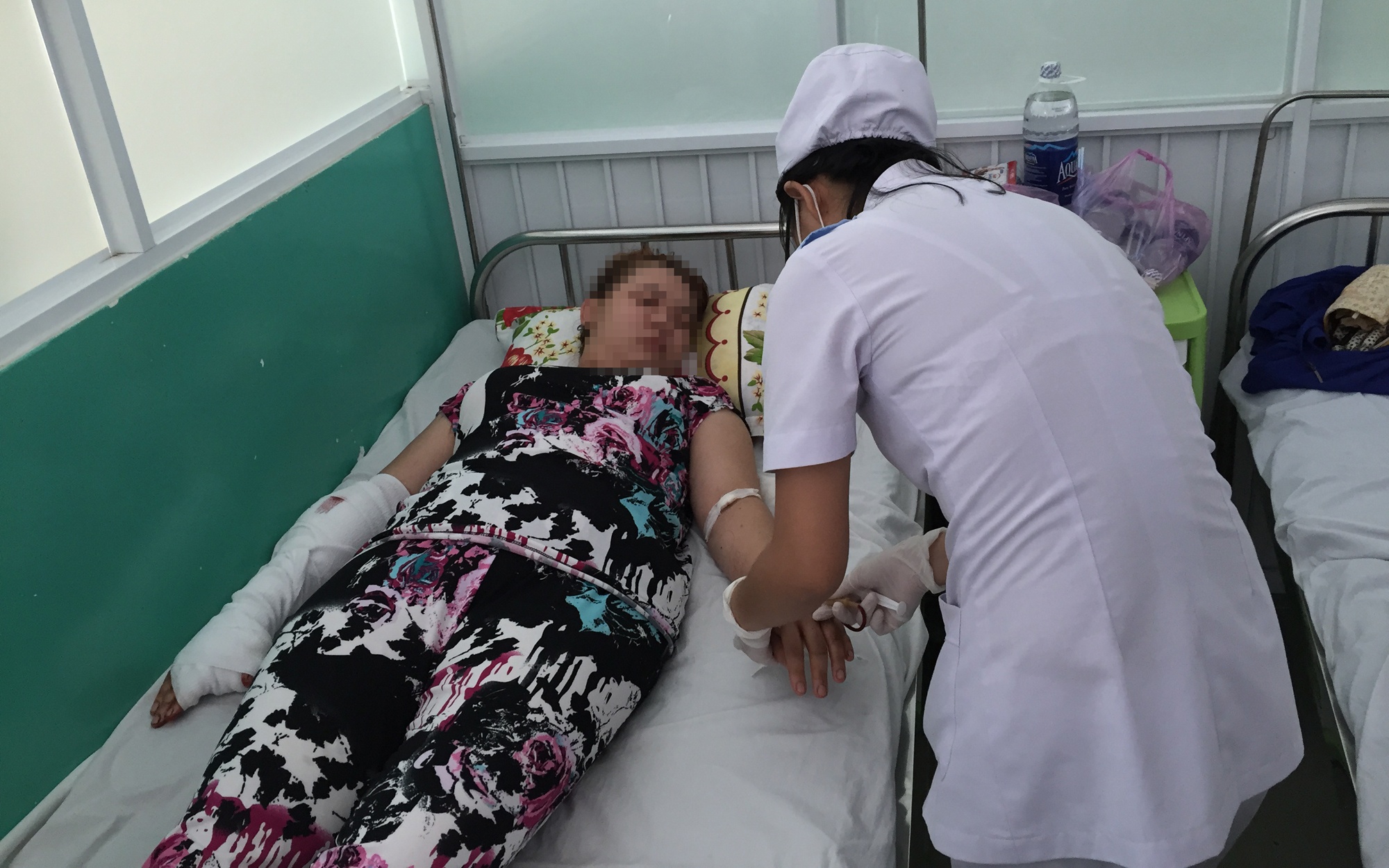 Thanh nien cam ma tau xong vao nha chem trong thuong co gai hinh anh