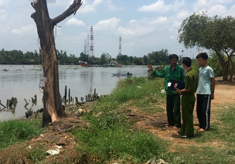 Di danh ca, phat hien xac nguoi noi tren song Sai Gon hinh anh