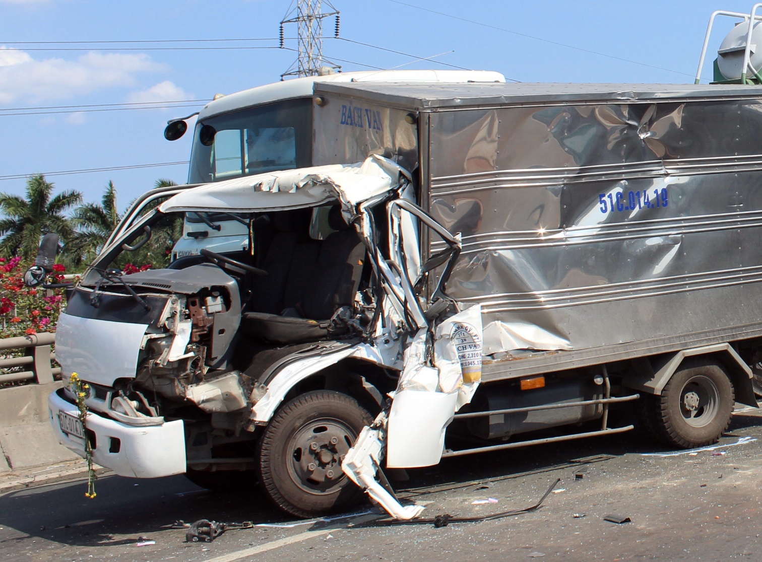 Tai xe xe tai keu cuu trong cabin sau tai nan lien hoan hinh anh