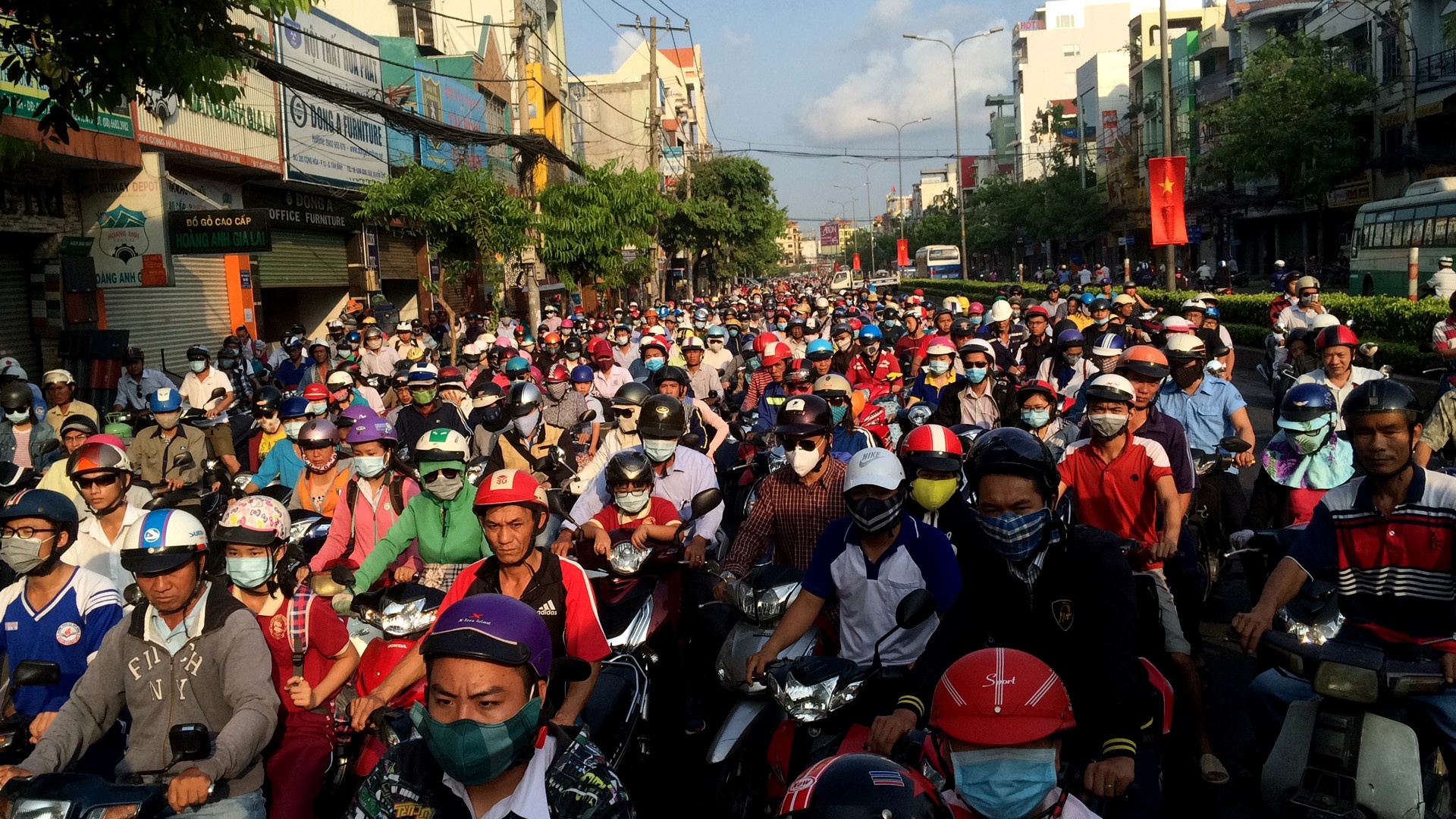 Xe container tong gay 3 tru den, duong Cong Hoa ket cung hinh anh