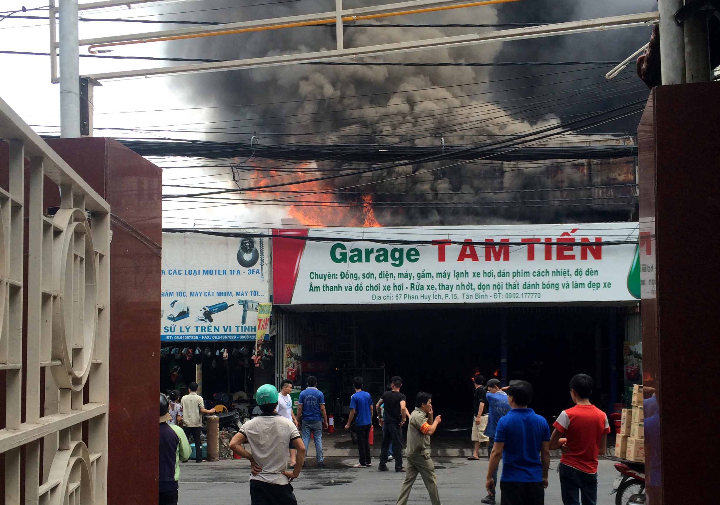 Gara oto boc chay du doi giua trua o Sai Gon hinh anh