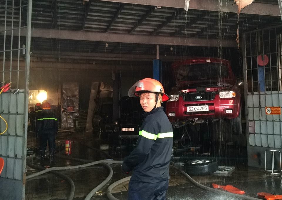 cháy gara ô tô ở sài gòn ảnh 1 chay gara o to o sai gon anh 1
