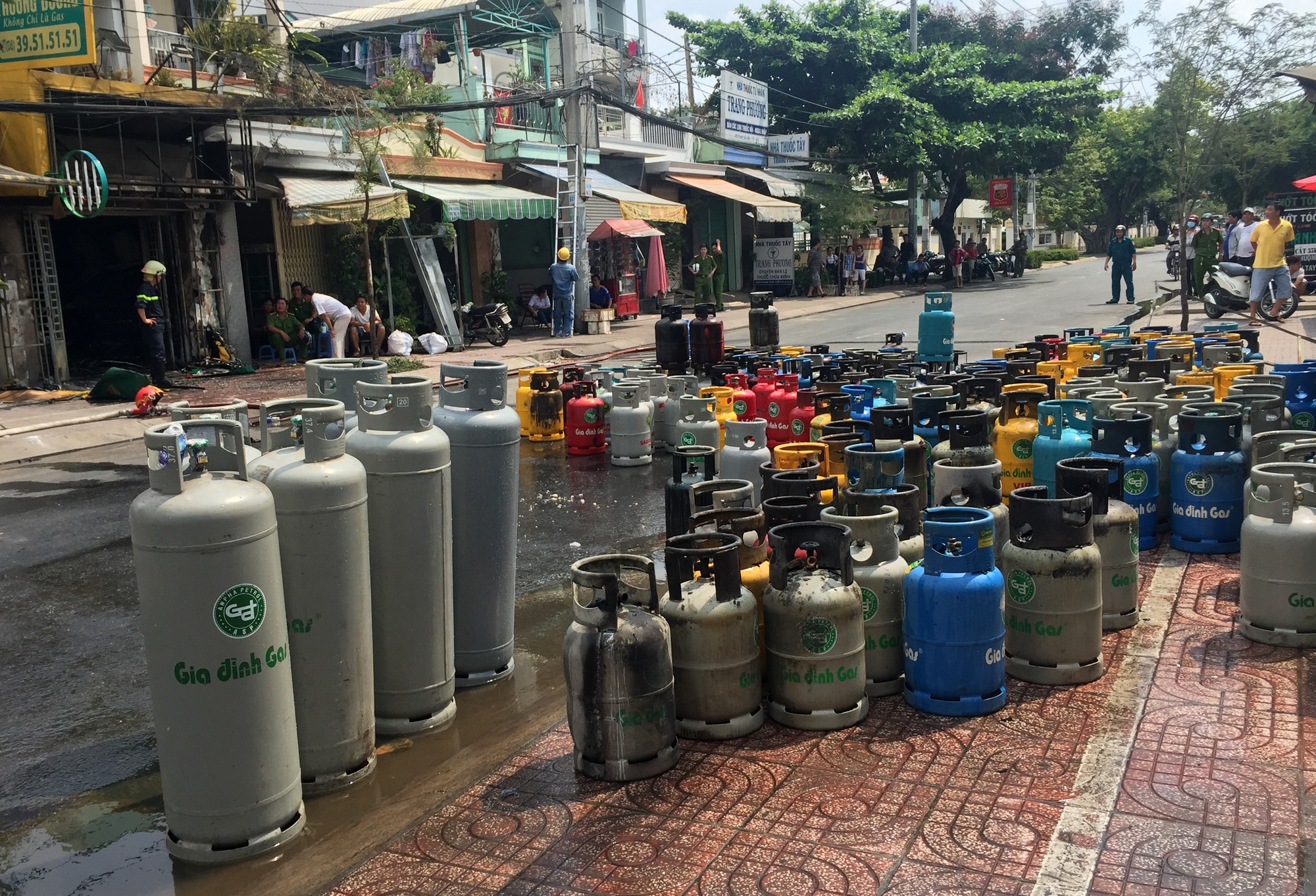 Thanh nien lao vao cua hang gas dot lua tu sat hinh anh