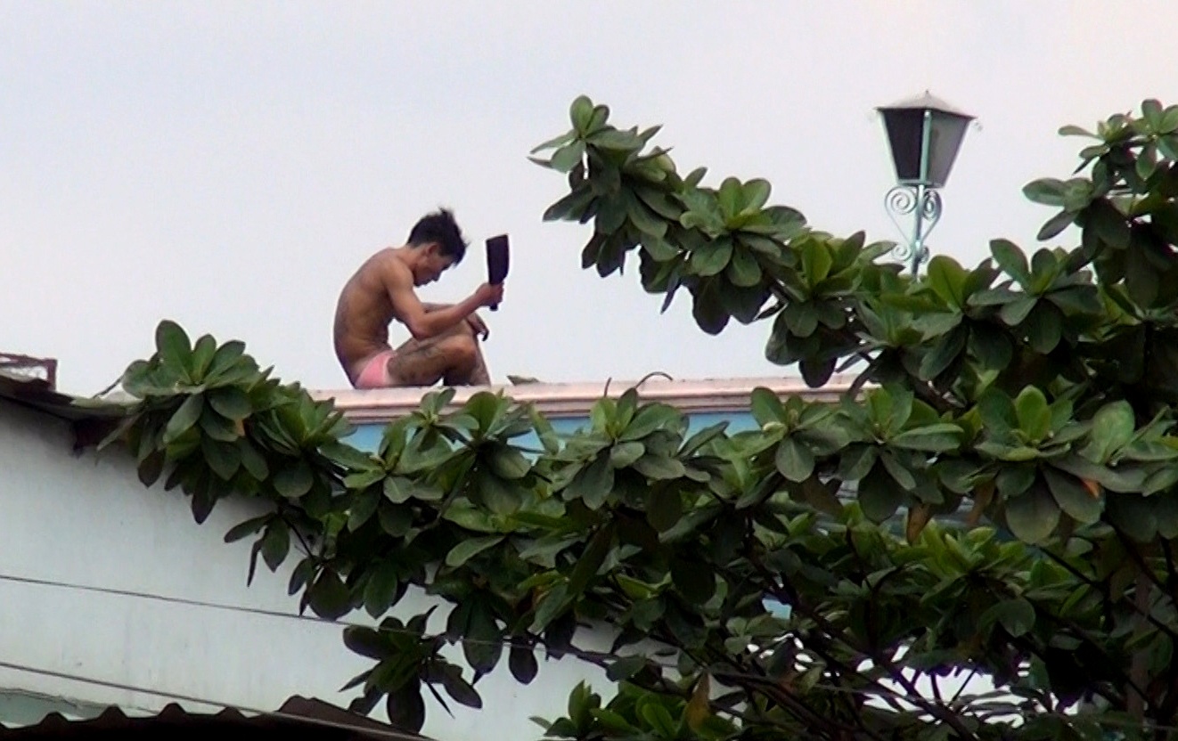 nam thanh nien cam dao co thu anh 1