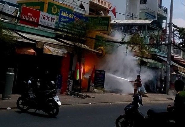 nam thanh nien dot gas tu sat anh 2