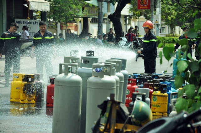 Phut kinh hoang thanh nien ngao da dot gas tu sat o Sai Gon hinh anh