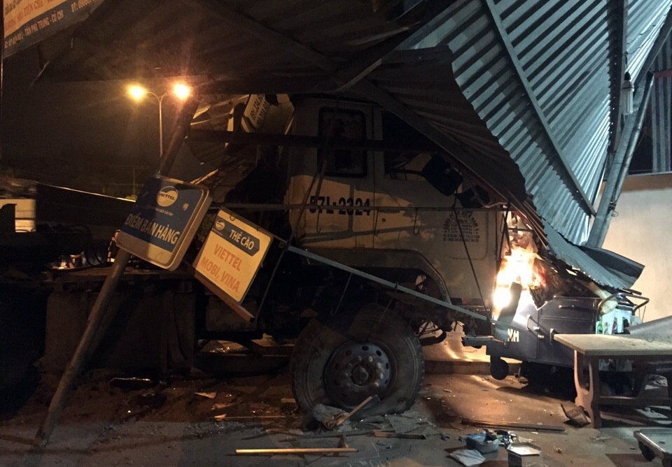 Container huc dai phan cach, lao vao nha dan trong dem hinh anh