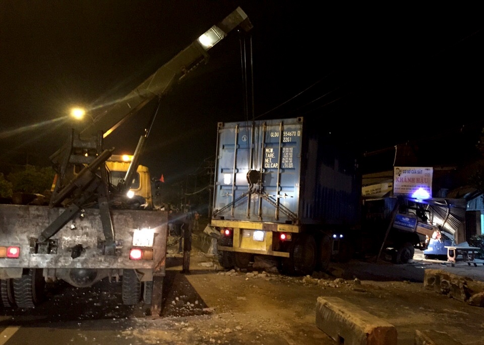 container lao vao nha dan anh 2