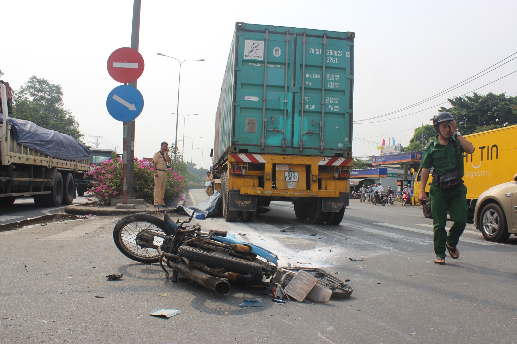 Container can chet hai cong nhan anh 1
