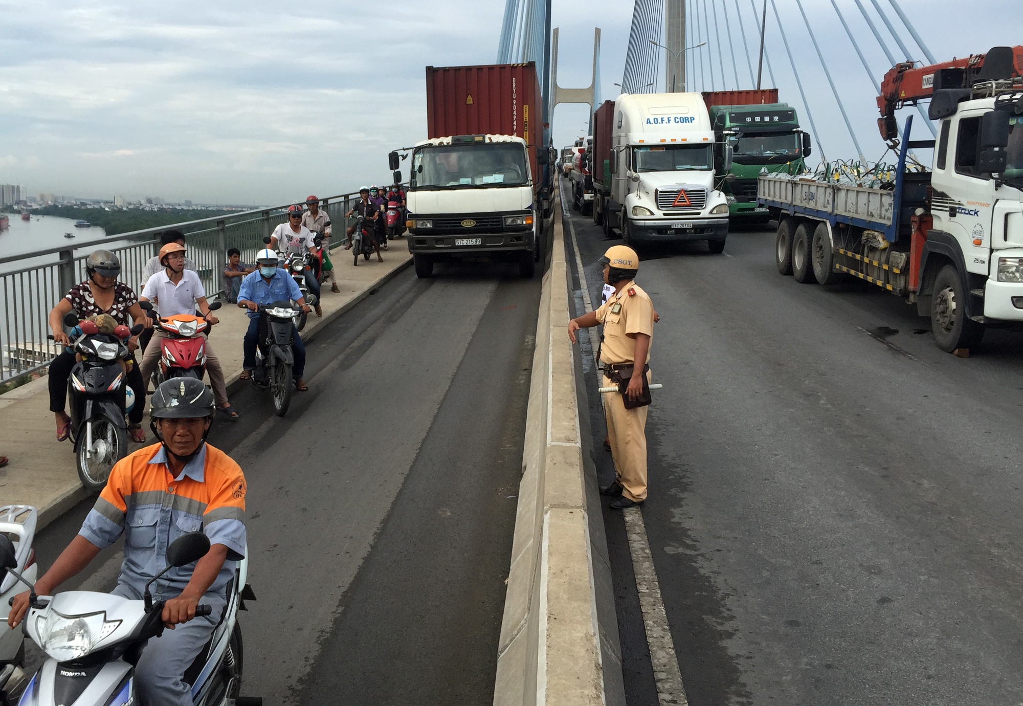 container gây tai nạn trên cầu Phú Mỹ ảnh 3 container gay tai nan tren cau Phu My anh 3