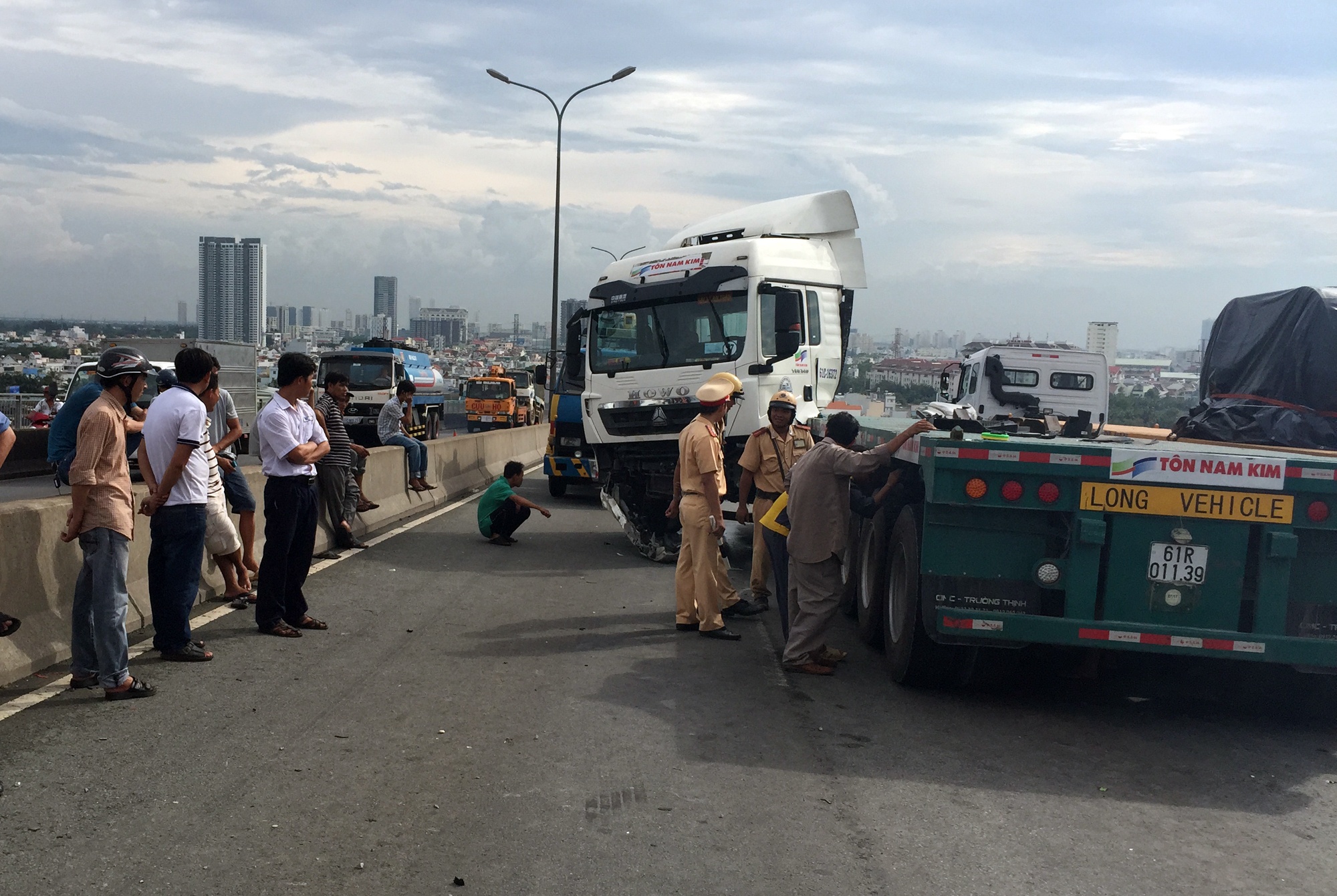 container gây tai nạn trên cầu Phú Mỹ ảnh 1 container gay tai nan tren cau Phu My anh 1