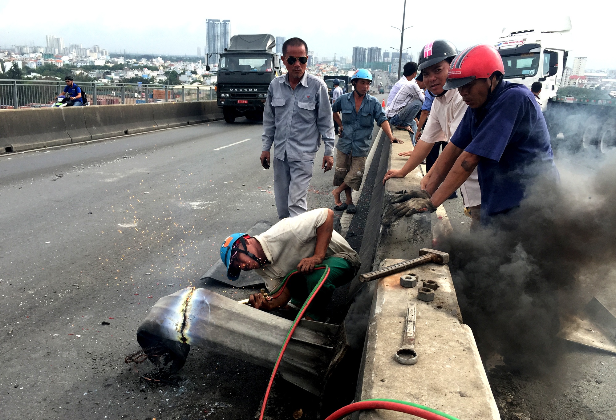 container gây tai nạn trên cầu Phú Mỹ ảnh 4 container gay tai nan tren cau Phu My anh 4