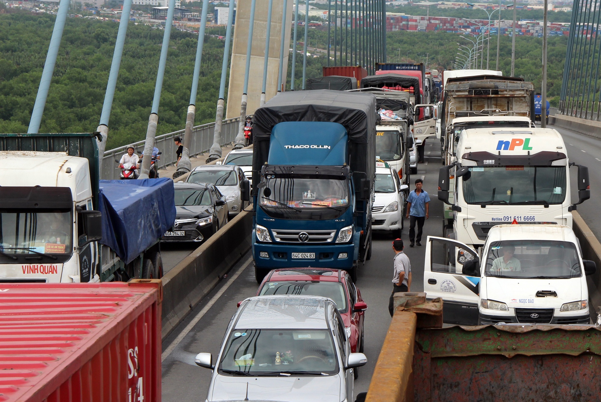 Xe dau keo huc tru den chan ngang duong, cau Phu My ket cung hinh anh