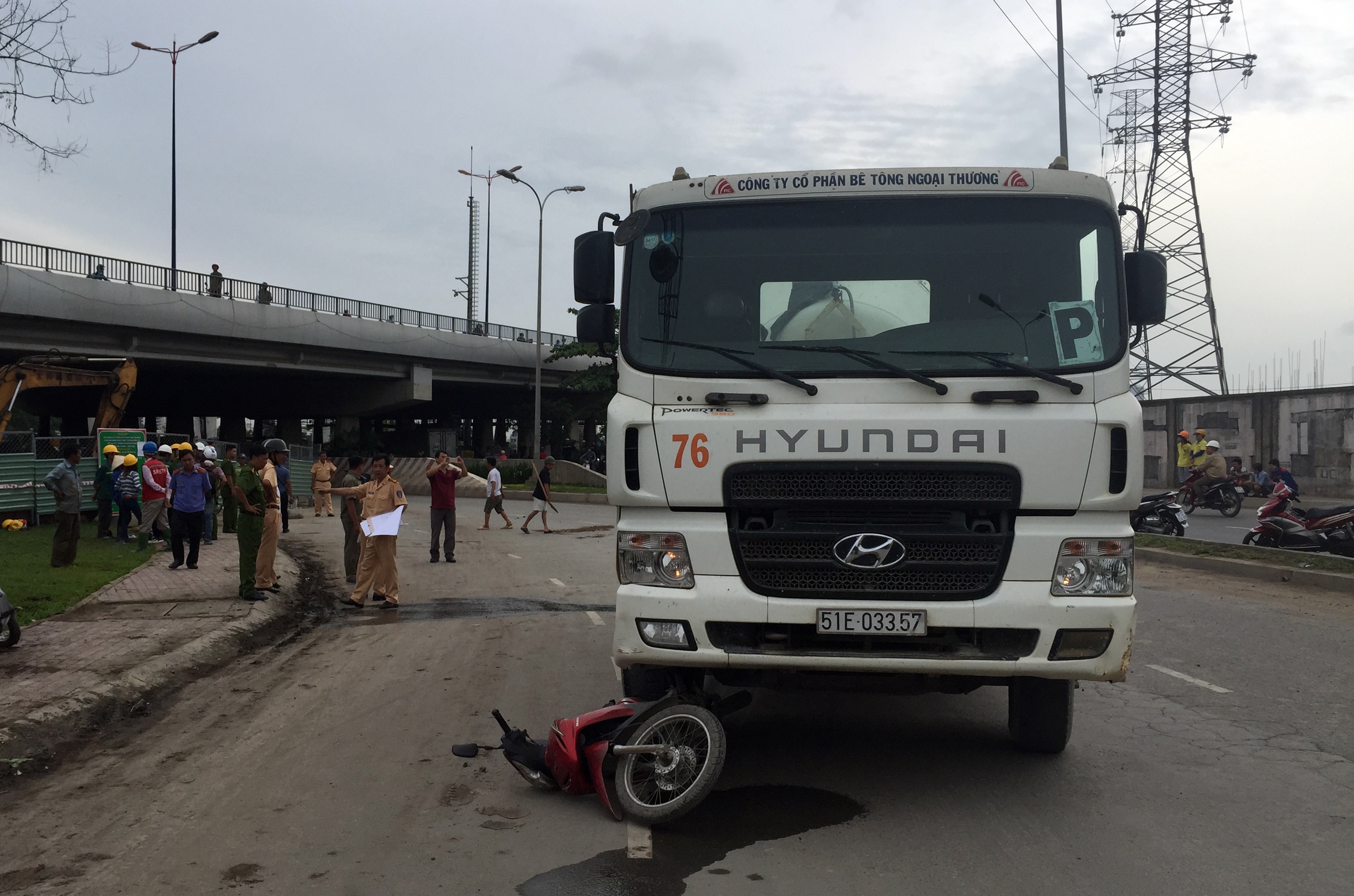 nguoi phu nu bi xe ben can chet anh 1