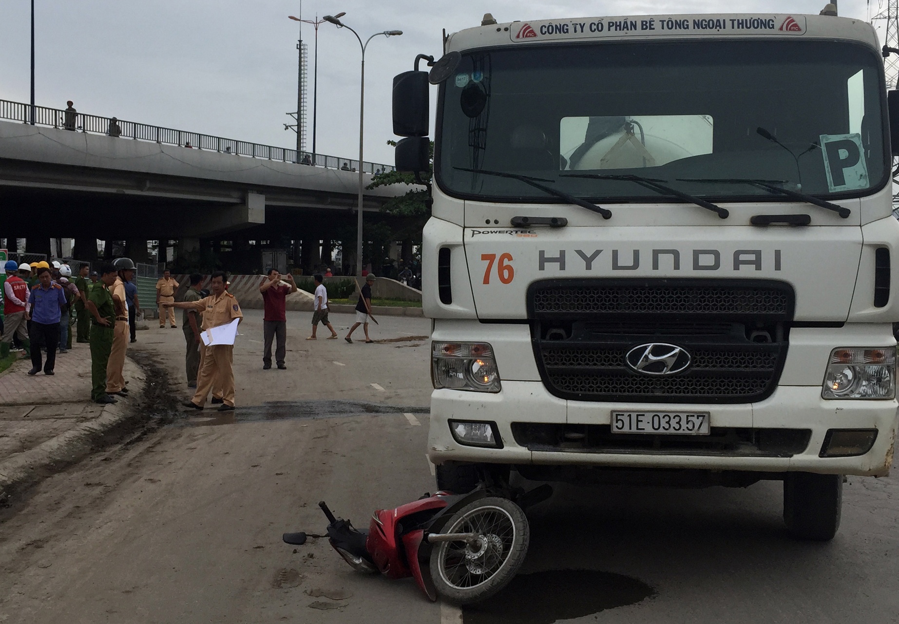 Nu phu ho chet duoi banh xe tron be tong hinh anh