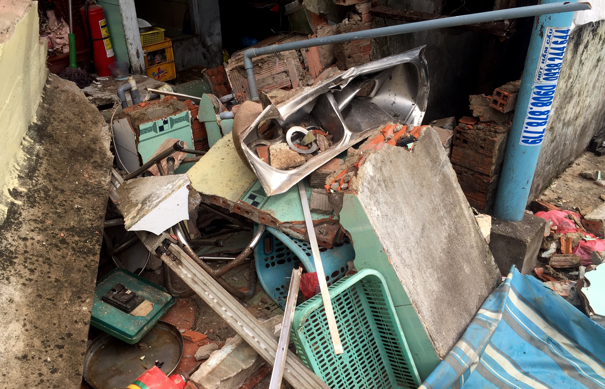 xe tải tông quán phở giữa đêm ảnh 2 xe tai tong quan pho giua dem anh 2